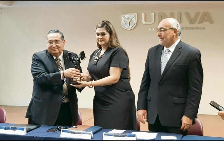 El rector, Francisco Ramírez Yáñez, entregó la estafeta a la vicerrectora de la Univer, Rosa Íñiguez Topete. ESPECIAL