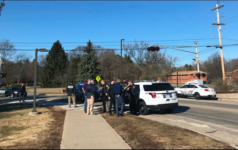 Agentes permanecen en el campus de la Universidad Central de Michigan durante el operativo de búsqueda del sospechoso. AP / L. Yanick