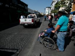 Carmen y su papá son algunos de los miles de usuarios afectados por el paro camionero. EL INFORMADOR/F. Atilano