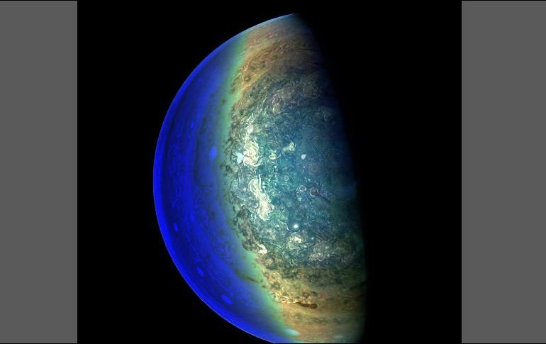 Juno tomó la imagen cuando se encontraba a 120 mil 533 kilómetros desde la parte superior de las nubes del 