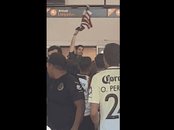 La irrupción de los seguidores rojiblancos suscitó aplausos entre la gente reunida en las afueras del aeropuerto. EL INFORMADOR/A. Ramírez