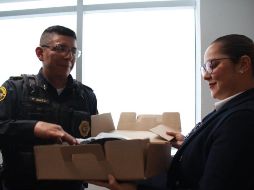 Al oficial se le entregó un par de botas nuevas luego de que experimentara molestias con su clazado y la situación se viralizara. ESPECIAL.