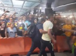 Los jugadores salieron en algunos casos corriendo haciendo caso omiso a los llamados de la gente. EL INFORMADOR / A. Ramírez