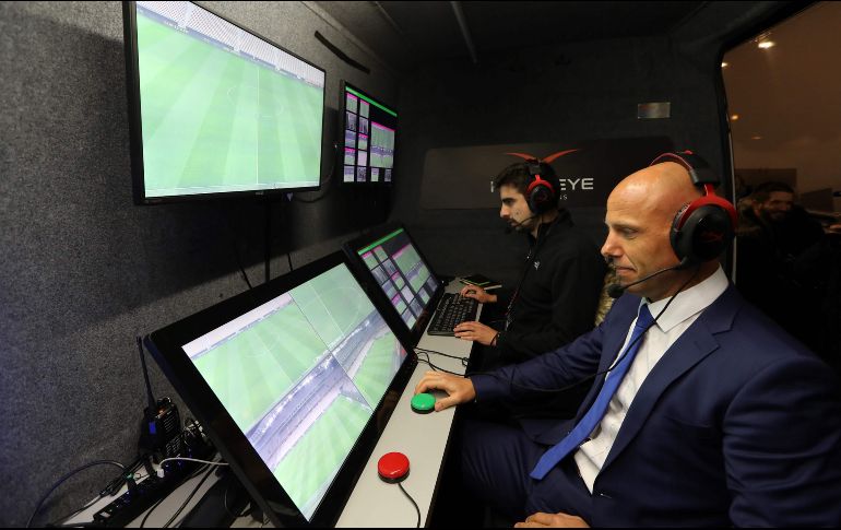 El VAR supone la segunda incursión de la tecnología en el futbol después de la introducción de la GLT (tecnología en la línea de gol) en el Mundial 2014. AFP / ARCHIVO