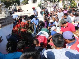 Cerca de 350 personas, entre ellas un grupo de mariachis, acompañaron el cortejo fúnebre. SUN / O. Contreras