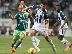 Jesús Molina de Rayados de Monterrey disputa el balón con Francisco Acuña de Puebla. EFE / M. Sierra