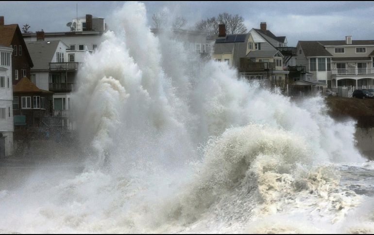 Marea alta. Debido a las tormentas, olas gigantescas golpearon las residencias de Massachusetts. AP