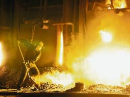 Trato. Donald Trump anunció el jueves que impondría aranceles de 25% a las importaciones de acero y 10% a las de aluminio. AFP