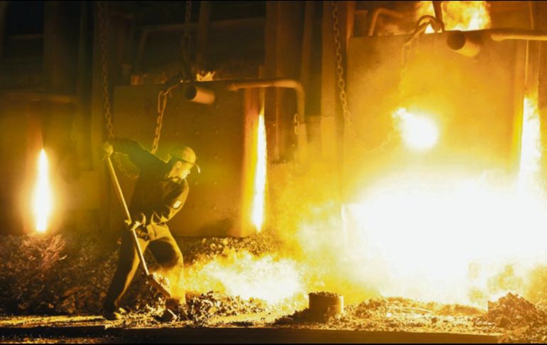 Trato. Donald Trump anunció el jueves que impondría aranceles de 25% a las importaciones de acero y 10% a las de aluminio. AFP