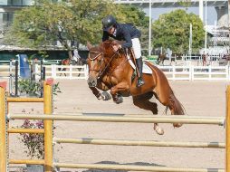 A lomos de “Romina LS”, Alberto Hawa logró conquistar la prueba abierta con obstáculos a 1.20 metros de altura ayer en el Guadalajara Country Club. EL INFORMADOR/G. Gallo