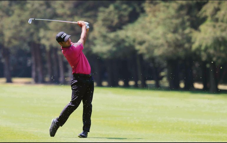 Shubhankar Sharma. El golfista originario de la India, realiza uno de sus tiros ayer durante la tercera ronda en el Club de Golf Chapultepec. SUN