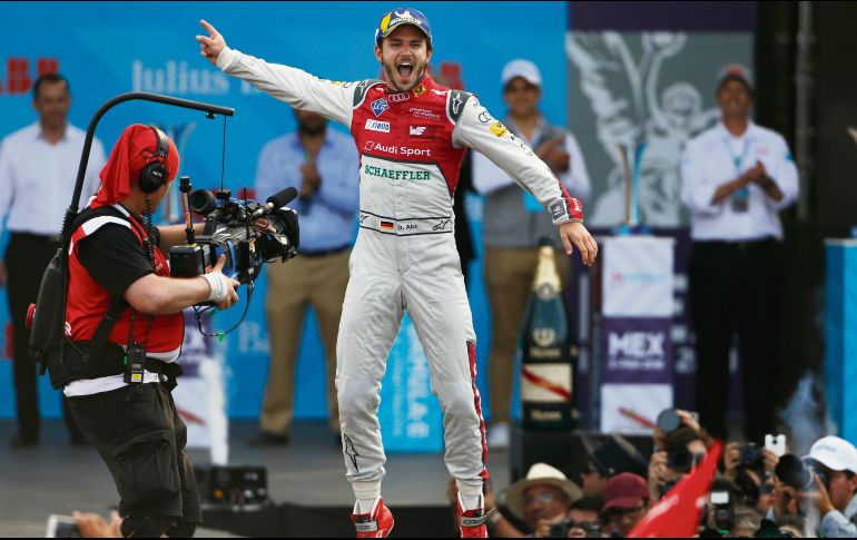 Celebración. El piloto alemán Daniel Abt, del equipo Audi Sport, festeja tras conseguir su primera victoria de la temporada en la Fórmula E. AP