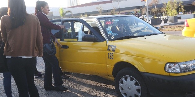 Entregar&aacute;n 503 permisos extra a taxistas de la ZMG