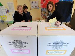Los ciudadanos reciben dos papeletas, una rosa para la Cámara de los Diputados y otra amarilla para el Senado. EFE/C. Fusco