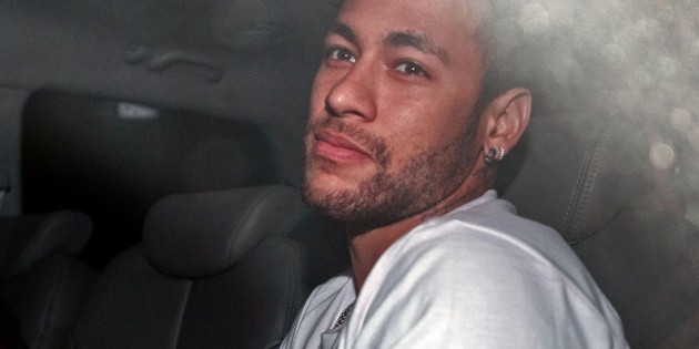 Neymar deja el hospital tras cirug&iacute;a de su pie