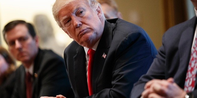 Trump bromea con periodistas durante cena en Washington