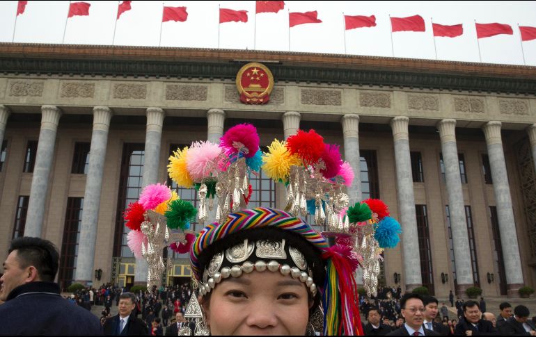 Una delegada sale del Gran Salón del Pueblo, en la víspera de la apertura de la sesión anual legislativa en Pekín, China. AP/N. Han Guan