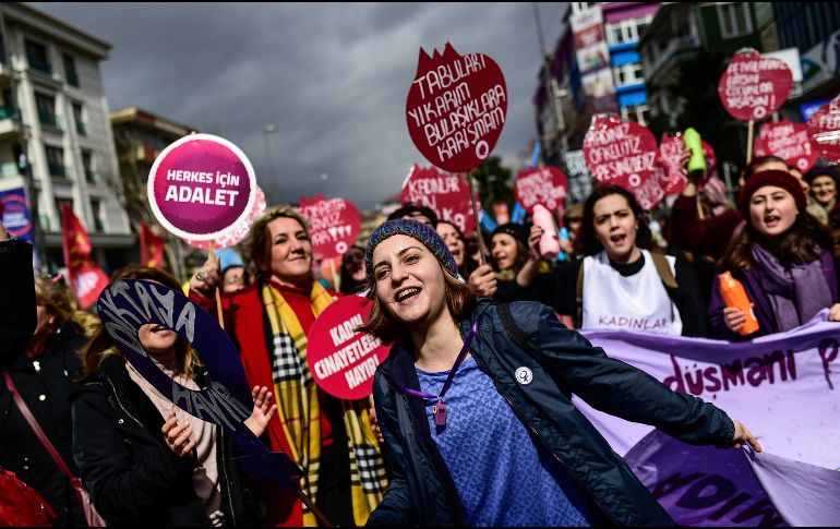 Manifestantes gritan consignas en un acto por el Día Internacional de la Mujer en Estambul, Turquía. AFP/Y. Akgul