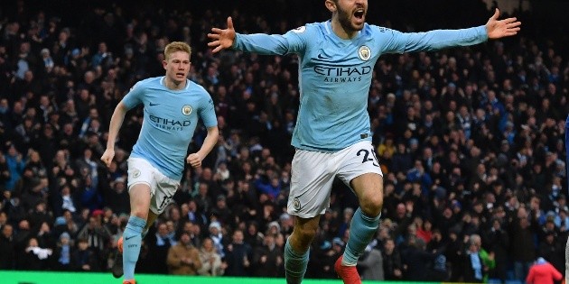 El Manchester City vence al Chelsea y acaricia el t&iacute;tulo