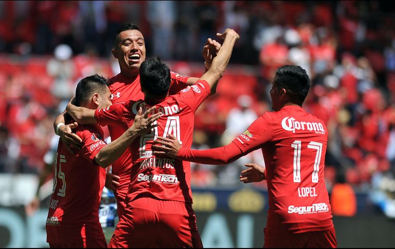 Alegría en el infierno. Los Diablos celebran el primer gol de la tarde, anotado por Uribe al 32'. AFP/R. Vázquez