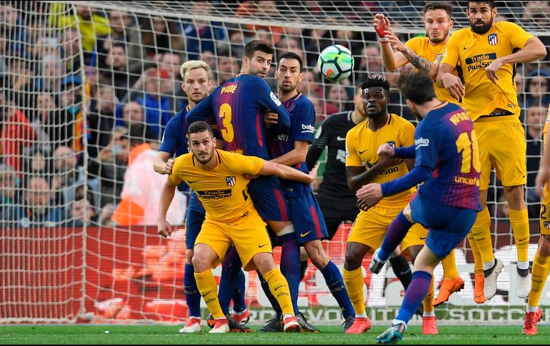 Lionel Messi patea para anotar un gol y dar la victoria 1-0 al Barcelona, en partido de la Liga española ante el Atlético de Madrid y disputado en Barcelona. AFP/L. Gene