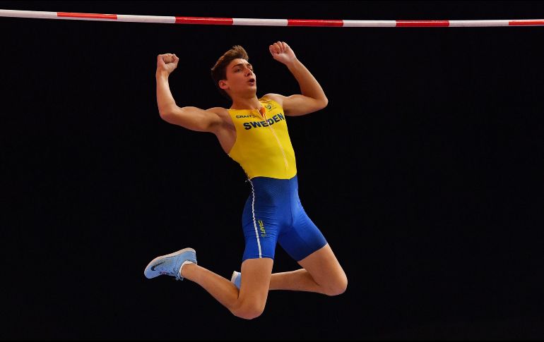 El sueco  Armand Duplantis comptie en la final de salto con garrocha en los Mundiales de atletismo  en pista cubierta, en Birmingham, Inglaterra. AFP/B. Stansall