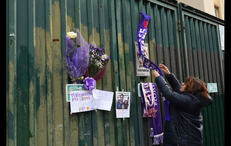 Los aficionados también colgaron bufandas y flores en las rejas del estadio del club. AFP/C. Giovannini