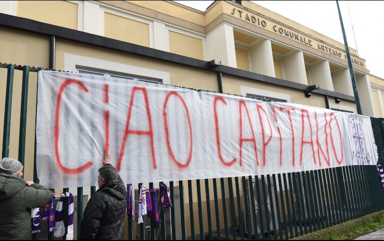 En Florencia, se despedían de Astori con mensajes.l AFP/C. Giovannini