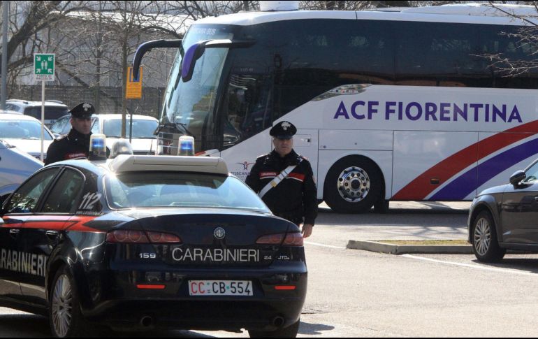 Astori fue encontrado muerto en una habitación de un hotel de Udine, al norte de Italia, donde se encontraba concentrado con su club antes de un partido por la Serie A italiana. Policías y el camión del equipo afuera del hotel. EFE/EPA/A. Lancia