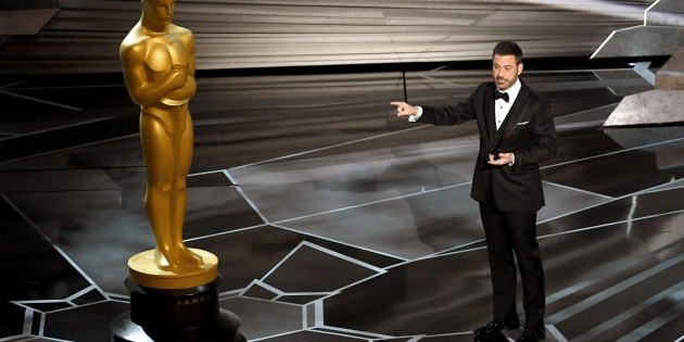 Inician los Oscar 2018 con bromas sobre error y contra el acoso