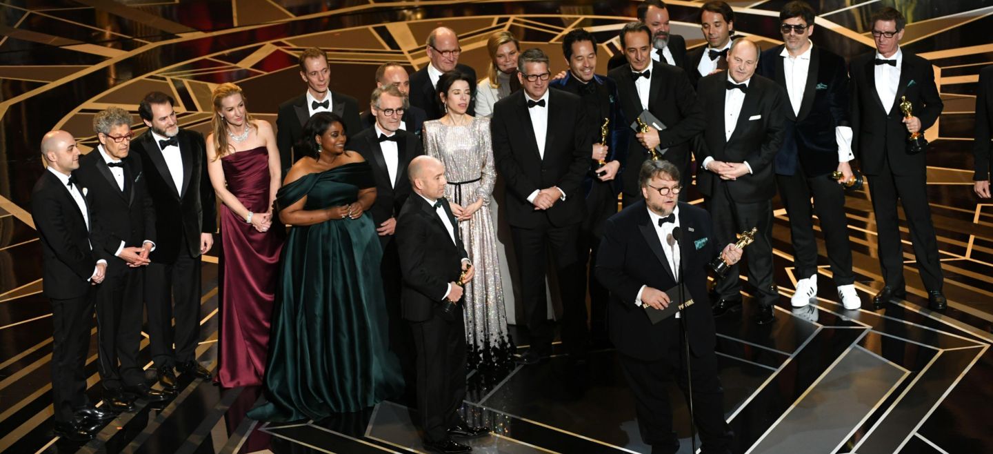Mejor Película. Guillermo del Toro sube a recoger el Oscar, en compañía de todo el talento que hizo posible “La forma del agua”. AFP