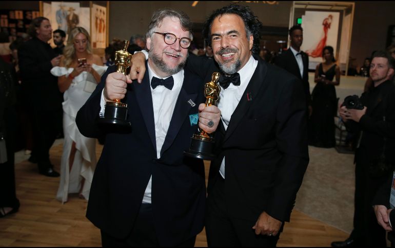 Guillermo del Toro y Alejandro González Iñárritu posan ante los medios luego de la ceremonia. AP/E. Jamison