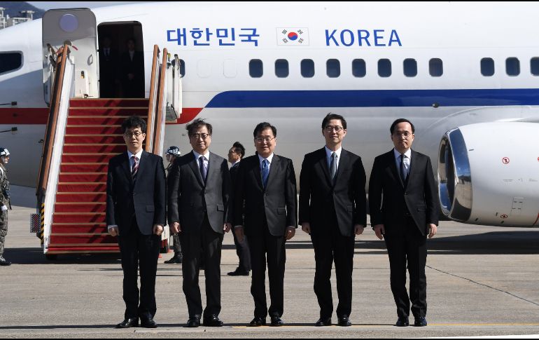El grupo está liderado por Chung Eui-yong, jefe de la oficina presidencial surcoreana de Seguridad Nacional, e incluye a otros cuatro delegados. EFE/J. Yeon-Je