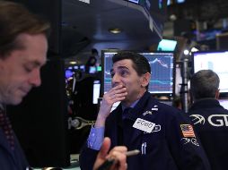 El índice industrial Dow Jones registra este lunes una baja de 79.38 puntos (-0.32 por ciento) al situarse en 24 mil 458.68 unidades. AFP / ARCHIVO