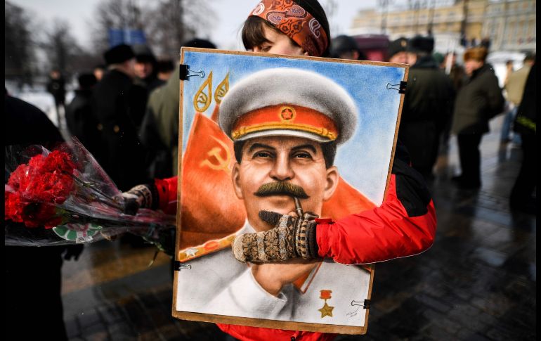 Simpatizantes del partido comunista ruso asisten a una ceremonia para conmemorar el 65 aniversario de la muerte del líder soviético Joseph Stalin, en la plaza Roja de Moscú. AFP/K. Kudryavtsev