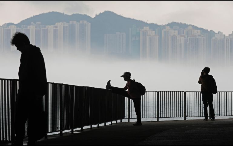 La zona Victoria Harbor en Hong Kong se cubre de niebla, un fenómeno más bien usual en la primavera. AP/V. Yu