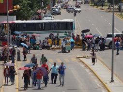 Los integrantes del Frente Popular Revolucionario (FPR) amenazan con cerrar cruceros en la ciudad de Oaxaca, como medida de presión para demandar la liberación de activistas detenidos. SUN / ARCHIVO