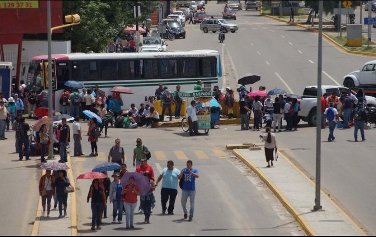 Los integrantes del Frente Popular Revolucionario (FPR) amenazan con cerrar cruceros en la ciudad de Oaxaca, como medida de presión para demandar la liberación de activistas detenidos. SUN / ARCHIVO