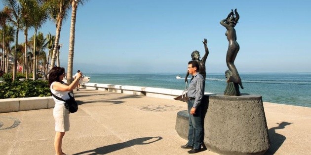 Mitad de mexicanos aplica "tarjetazo" para reservar en Semana Santa