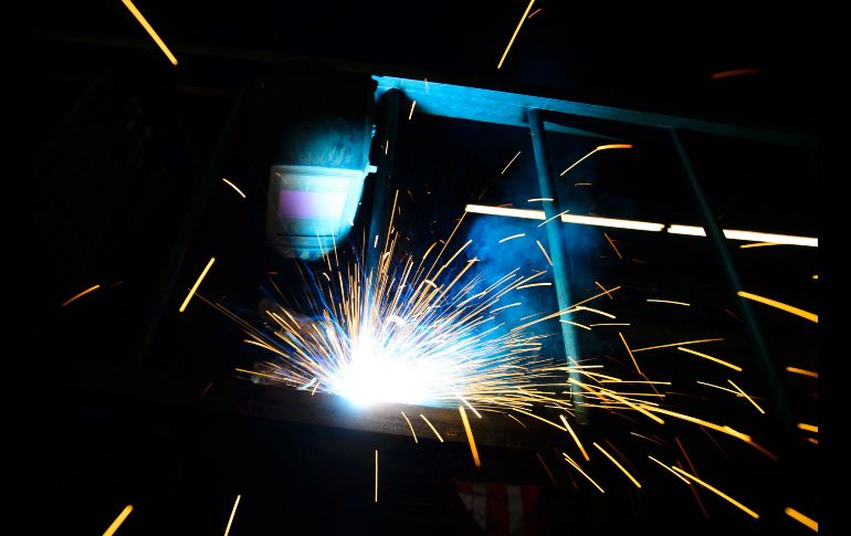 Un soldador trabaja con una estructura de acero en una fábrica de Ottawa, Canadá. AP/The Canadian Press /S. Kilpatrick