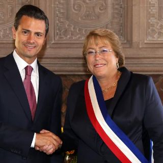 Peña Nieto conversa con presidenta Michelle Bachelet