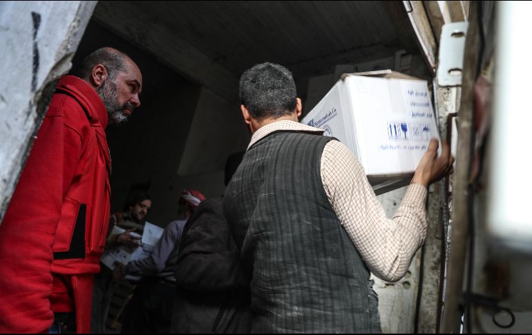 La descarga de productos de ayuda humanitaria. EFE/M. Badra