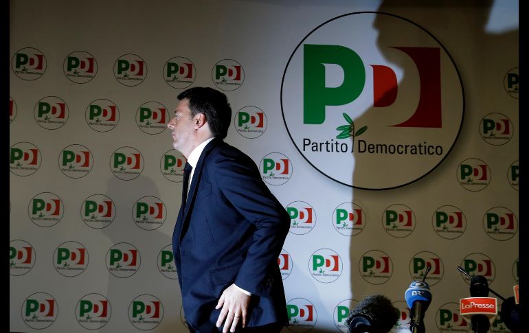 Matteo Renzi se retira tras una rueda de prensa en Roma, Italia. El secretario general del gubernamental Partido Demócrata  presentó hoy su dimisión tras los malos resultados en las elecciones generales del domingo. AP/A. Tarantino
