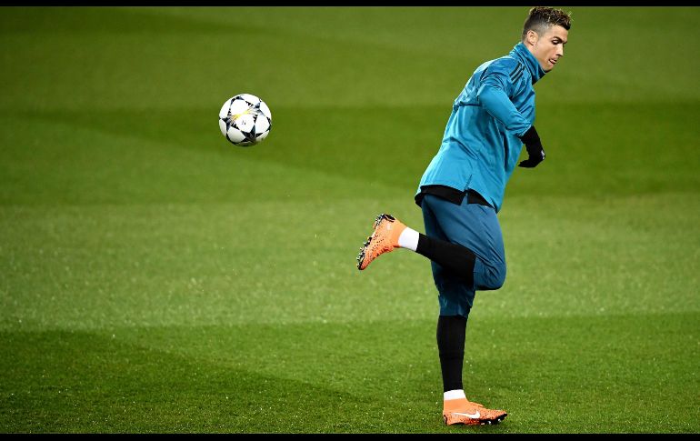 Cristiano Ronaldo, del Real Madrid, controla el balón durante un entrenamiento en París, en la víspera del partido de la Liga de Campeones ante el París Saint Germain. AFP/F. Fife