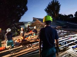 Personal de rescate ayuda a los heridos después de que un edificio de viviendas se derrumbara en Cebu. EFE/J. Rommel