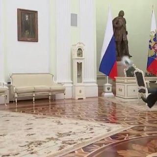 Putin juega al futbol con Infantino en video promocional