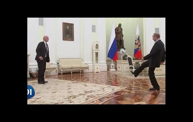 Putin aparece en un salón del Kremlin, donde lanza unos pases con el balón a Infantino, que se los devuelve. ESPECIAL