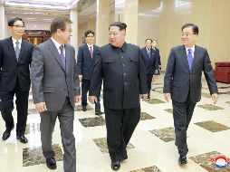 Fotografía cedida por la KCNA que muestra a Kim Jong-un (c) mientras conversa con el jefe de la Oficina de Seguridad Nacional presidencial de Corea del Sur, Chung Eui-yong (d) y miembros de la delegación surcoreana en Pyongyang. EFE/KCNA