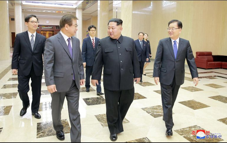 Fotografía cedida por la KCNA que muestra a Kim Jong-un (c) mientras conversa con el jefe de la Oficina de Seguridad Nacional presidencial de Corea del Sur, Chung Eui-yong (d) y miembros de la delegación surcoreana en Pyongyang. EFE/KCNA