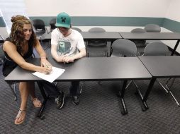 Aseguran que el español podría popularizarse incluso más que el inglés a nivel global, pero existe una dificultad mayor para aprender español, en comparación con el inglés, por su gramática. AP / ARCHIVO